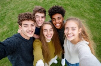 Grupo de jovens descolados tirando selfie - 50 ideias de presentes