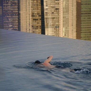 Super Piscina de Borda Infinita a 200m de Altura
